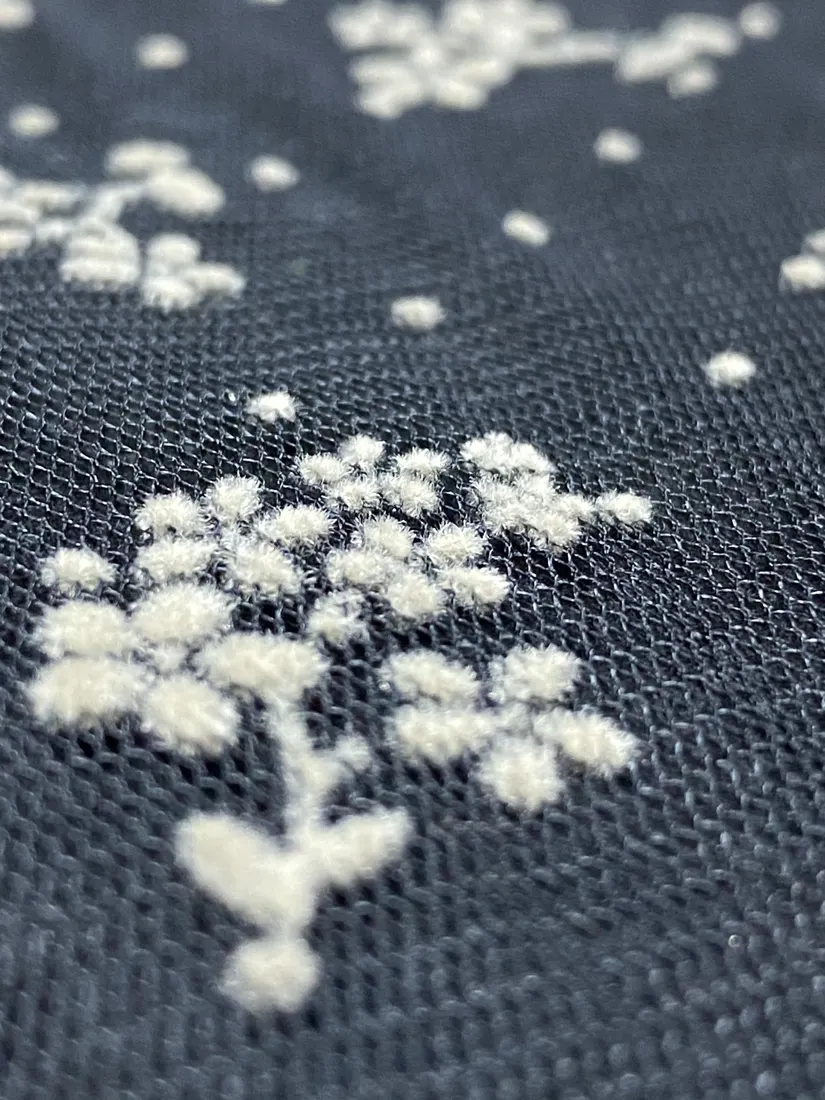 Tül · Yerli · Lez · Polyester · Bej Flok Baskı · Siyah Zemin · 140 Cm