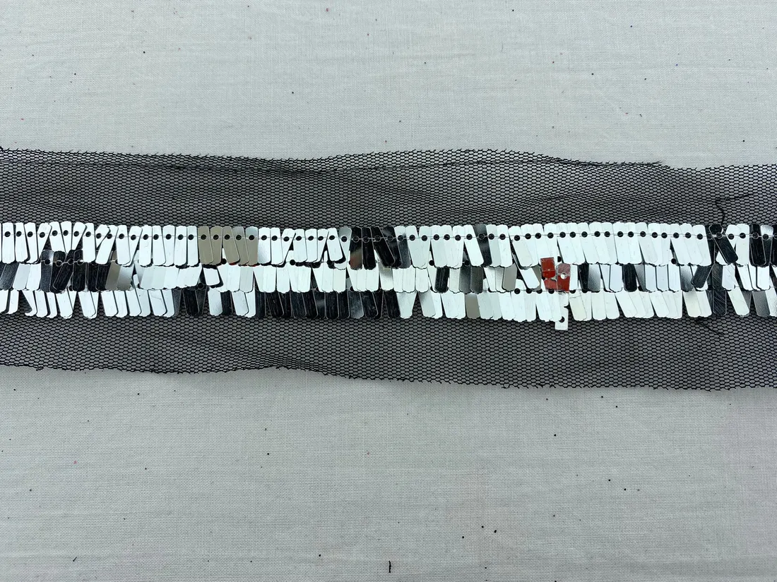 Siyah Mesh Tül Üzeri 3 Sıralı Gümüş Pullu Bant, 2 cm
