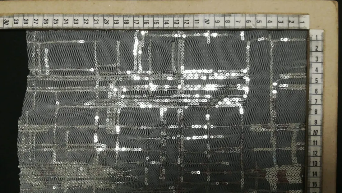 Gümüş Pullu Beyaz Zemin Tül Kumaş, 135 cm