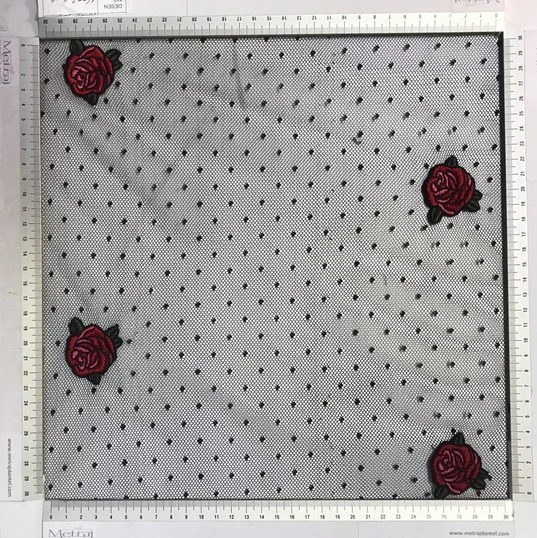 Siyah Zemin Üzeri Pembe-Kırmızı Çiçekli Nakışlı Tül Kumaş, 150 cm