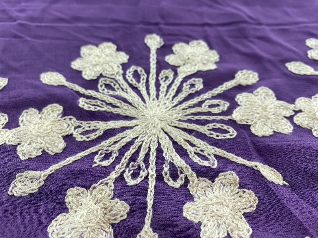 13897 Brode · İthal · Lez · Şifon Üzeri · Polyester · Tek Su Yollu · Mor Zemin · Krem İp