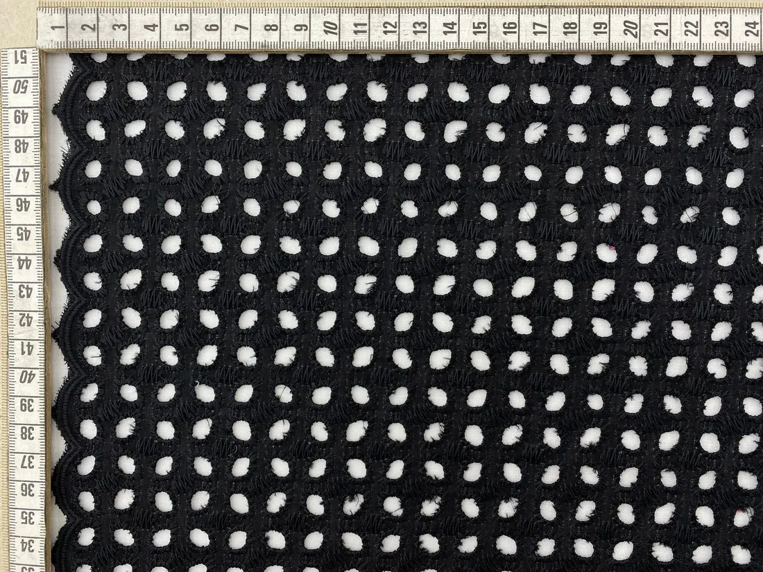 7715 Brode · Yerli̇ · Lez · Organze Üzeri̇ · Bohrelli̇ · Polyester · Si̇yah · 130 Cm