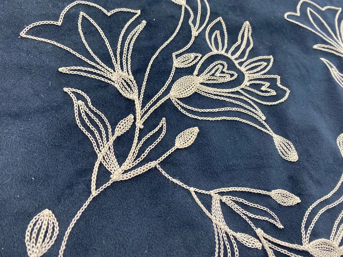 Kumaş · Yerli̇ · Lez · Polyester · Süet · Nakişli · Si̇yah · 155 Cm
